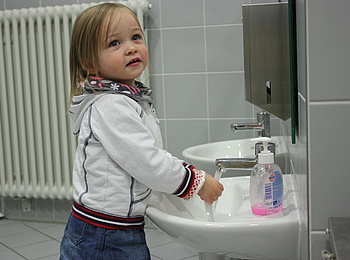 7 Haendewaschen quer, © Julia Andres/Studentenwerk München