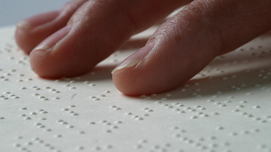 handicap non voyant lecture en braille