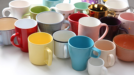 Bring-Tassen-für-Kaffeeautomaten-mit-Studierendenwerk-München-Oberbayern Ein Bild mit vielen bunten Tassen.