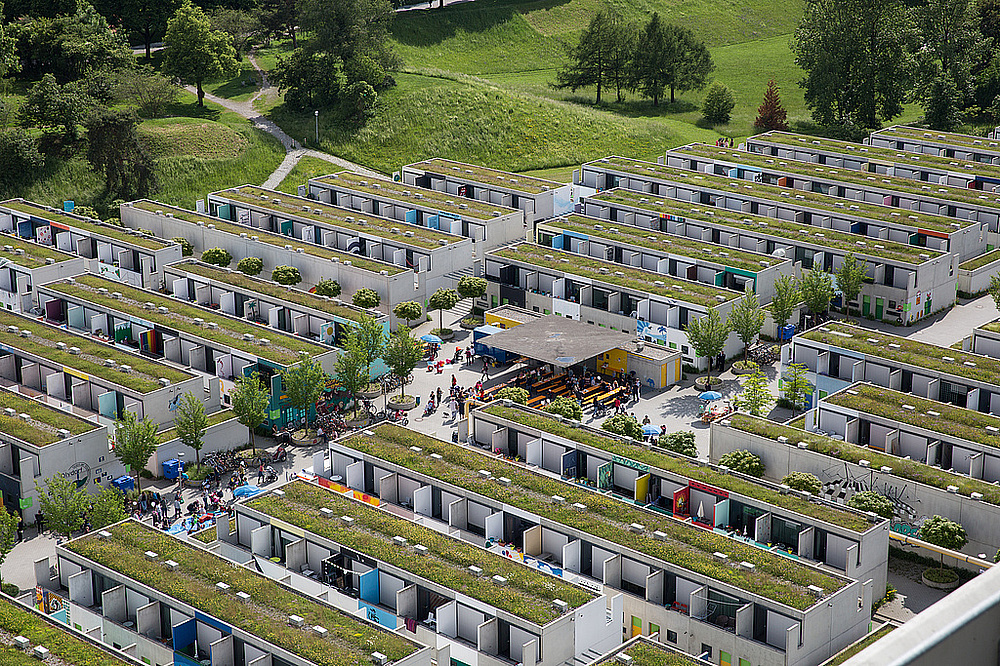 Das Bild zeigt eine Vogelperspektive der Bungalows im Olympiadorf