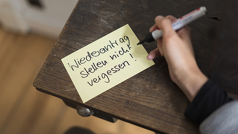 Weiterleistung des BAföG Jemand schreibt "Wiederantrag stellen nicht vergessen" auf eine Haftnotiz