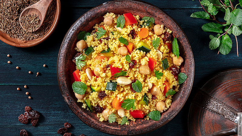 Couscous mit Rosinen, Kichererbsen, Minse und Mandelkernen